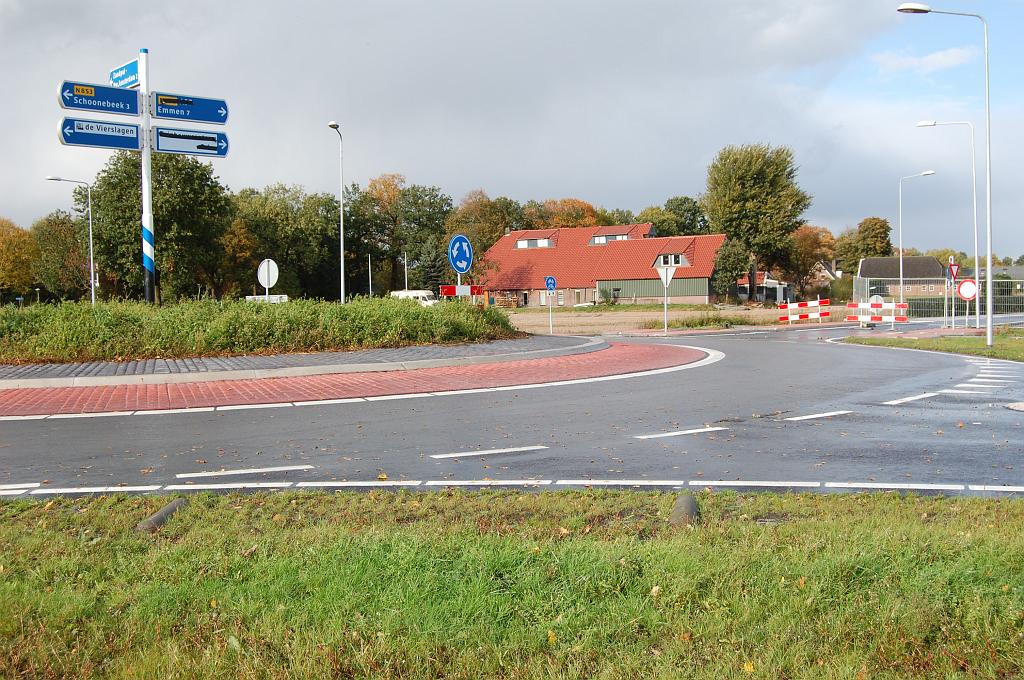 20081016-150544.jpg - Uiteraard ingeleid door een rotonde (nummer drie) in hetzelfde design als de tweede. Merk ook de afstandsaanduiding naar Emmen op: 7 km tegen 12 km op de vorige rotonde, terwijl de twee nog geen kilometer van elkaar liggen. Dat suggereert dat de omlegging een verkorting van 4 km realiseert ten opzichte van de oude N853 door Nieuw-Amsterdam. Op Google Maps staat de nieuwe N853 reeds ingetekend, en daarmee meten we een verschil van slechts 700 meter. Tja.