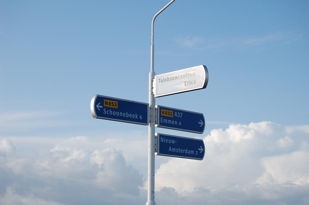 20081016-163009.jpg - De N853 brengt Emmen snel naderbij. Drie kilometer minder als op de vorige wegwijzer, maar we hebben volgens de hectometerbordjes slechts 2 km afgelegd.