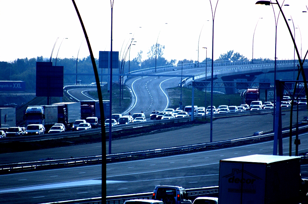 20091023-172203.bmp - 23 oktober 2009 - Kunstwerk 19 ligt te wachten om de weggebruikers te verlossen uit de file in het knooppunt de Hogt.