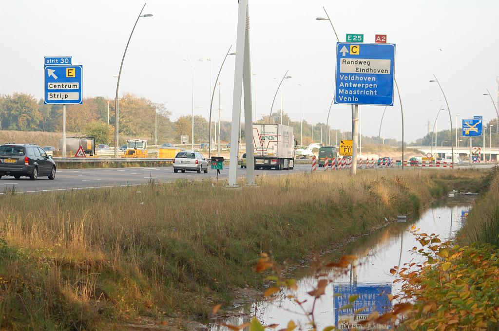 20081011-172338.jpg - Ook tijdens de verbouwing van de A2 rond Eindhoven is de linkse uitvoeger twee jaar lang gehandhaafd. Hij is diverse malen verlegd, en zijn laatste stuiptrekking was een aftakking van de nieuwe parallelbaan, waar tijdelijk al het A2 verkeer overheen gaat.