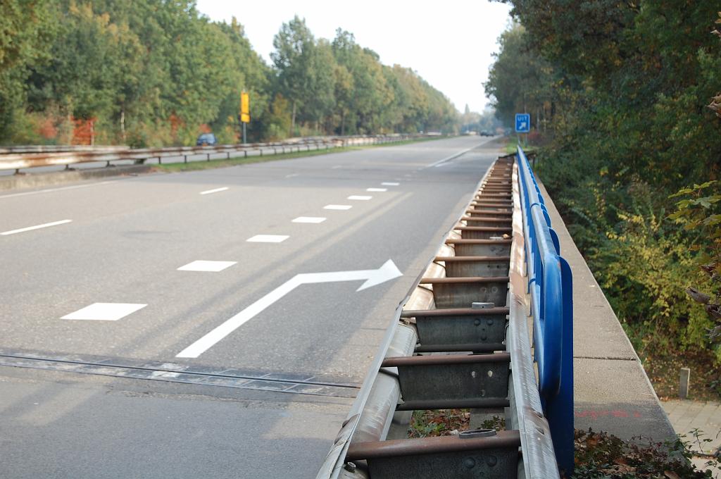 20081012-161213.jpg - Het kunstwerk is extra breed uitgevoerd om plaats te bieden aan de uitvoegstrook, maar toch vernauwt die zich nog.