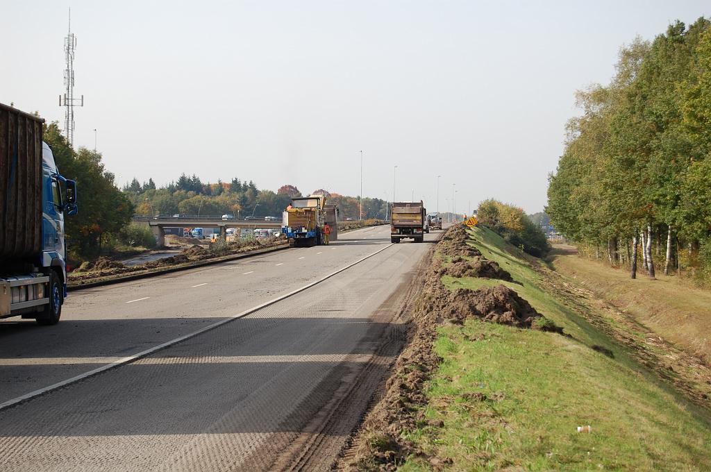 20081013-144314.jpg - Rijksgedeelte in de andere richting, dag 1. Het is hier jaren 80 asfalt van de verlegde toerit naar de A2.