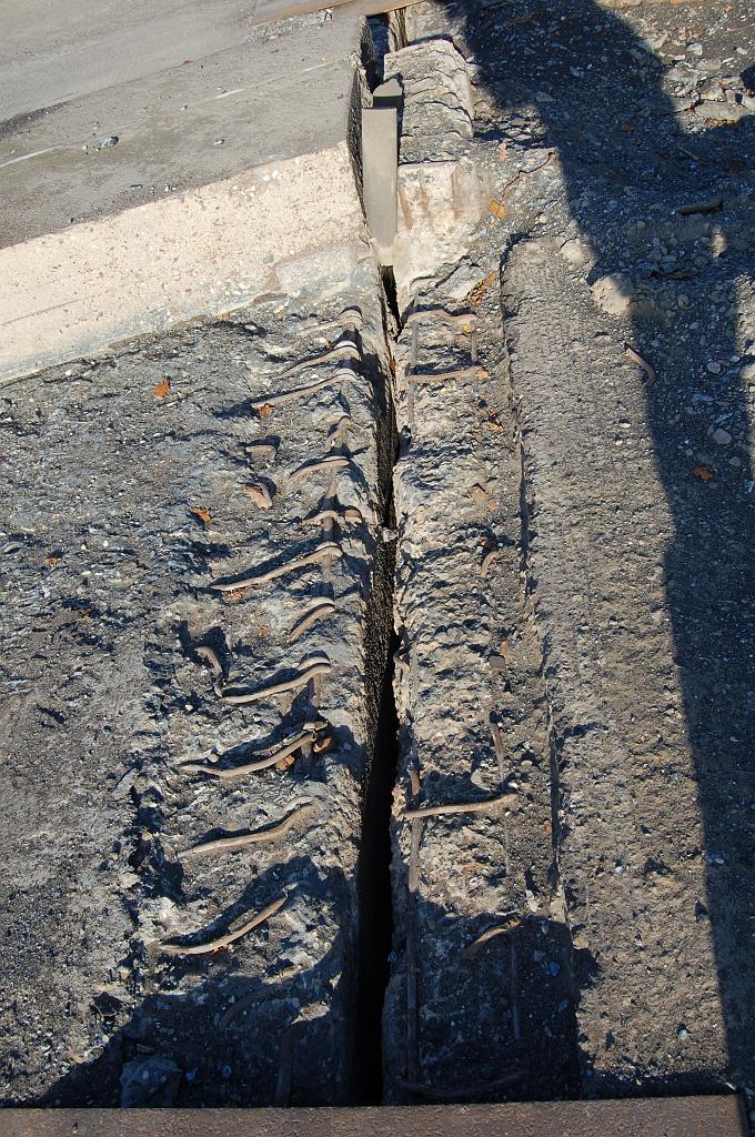 20081023-162343.jpg - Nou ja voegovergangen... die zijn dus verwijderd. De vervanging ervan zal een belangrijk onderdeel zijn van de hoofddoelstelling van het reconstructieproject, het verminderen van de geluidsoverlast.  week 200841 