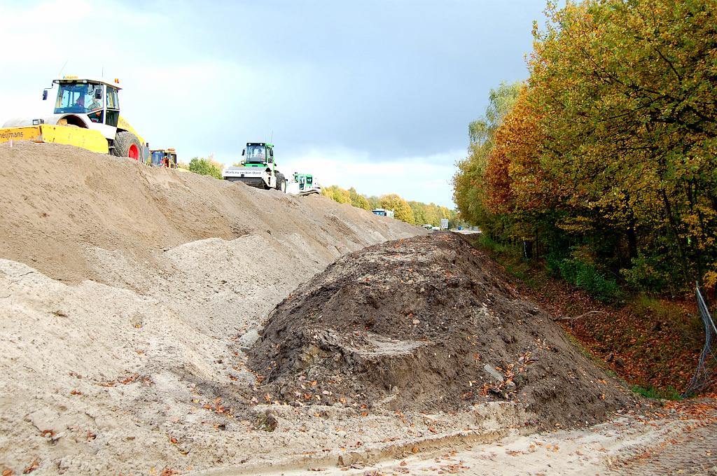 20081027-155424.jpg - Zandlichaam voor de af- en toerit aansluiting Strijp komt op hoogte.  week 200843 