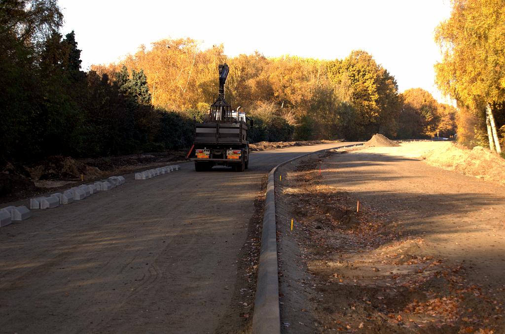 20081108-094545.jpg - Vluchtstrook weg, rijbaanversmalling... dan komen deze stoepranden niet als een verrassing in de gedegradeerde ex-autosnelweg, wegvak Ring-Noord-Brabantlaan.  week 200843 