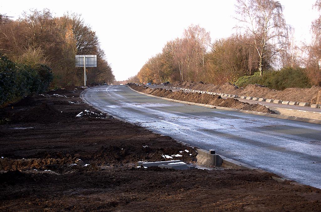 20081122-131201.jpg - Wegvak Ring-Noord-Brabantlaan waar men begonnen is met het afwerken van de berm, zodat duidelijk wordt hoeveel ruimte de vervallen vluchtstroken hebben opgeleverd. Er moet gras op komen.  week 200846 