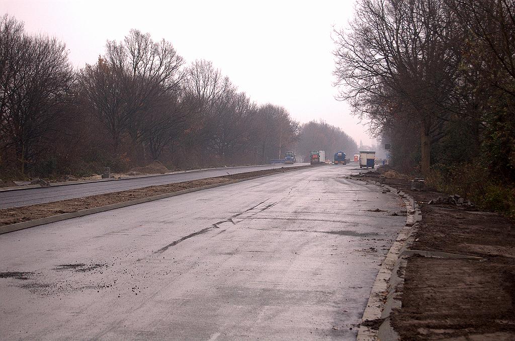 20081130-133459.jpg - Ook ter hoogte van de parkeerplaats tussen het viaduct Elburglaan en de afrit Evoluon lijkt alleen de toplaag asfalt nog te ontbreken.  Week 200847 