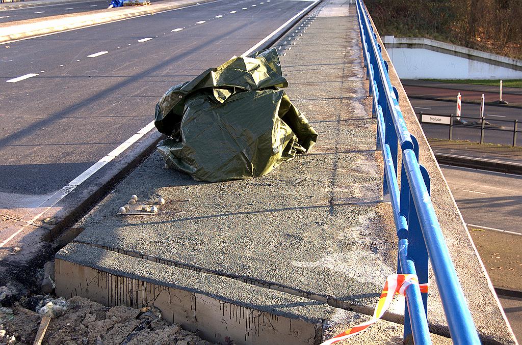 20081207-135936.jpg - Zo is er begonnen met de afwerking van de verbrede stoepen in de vorm van een soort fijn grind dat met een (bitumen?) substantie aan het beton is vastgeplakt.  week 200848 