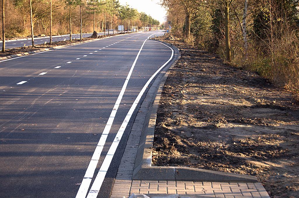 20081207-141851.jpg - De aangebrachte markering benadrukt het compacte ontwerp van de parkeerplaats. Er zal net 1 personenauto inpassen.  week 200848 