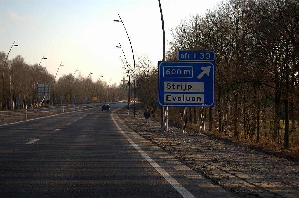 20081213-124347.jpg - Als die vuilniszakken te zijner tijd worden verwijderd, hebben we dus autosnelweg kaliber bewegwijzering met N2 hectometerbordjes.